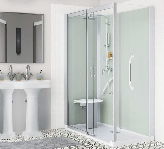 Douches et baignoires adaptées aux personnes à mobilité réduite